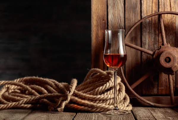 Snifter Con Ron Coñac Whisky Sobre Fondo Madera Viejo Copiar —  Fotos de Stock