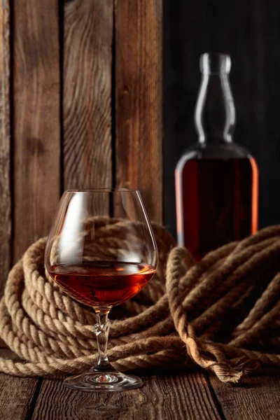 Snifter Botella Con Ron Coñac Whisky Sobre Fondo Madera Viejo —  Fotos de Stock