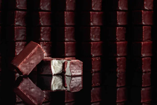 Schokoladenbonbons Mit Milchsouffle Auf Schwarzem Reflektierendem Hintergrund — Stockfoto