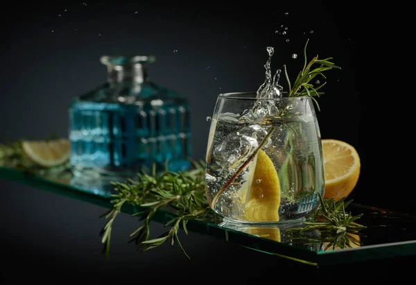 Gin Tonic Cocktail Med Citron Och Rosmarin Citronskiva Faller Glas — Stockfoto