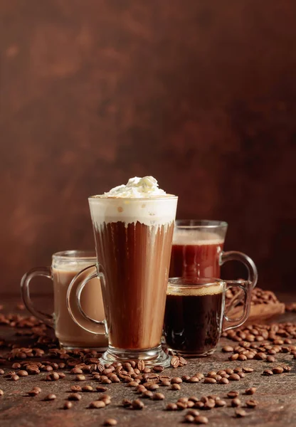 Olika Kaffe Och Chokladdrycker Med Spridda Kaffebönor Brun Bakgrund Kopiera — Stockfoto