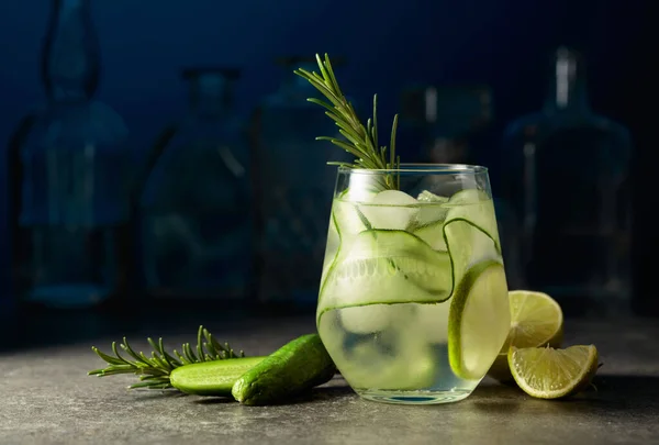 Cocktail Gin Tonic Mit Eis Rosmarin Limette Und Gurke Auf — Stockfoto