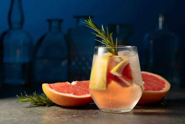 Cocktail Gin Tonic Avec Glace Romarin Pamplemousse Sur Une Table — Photo