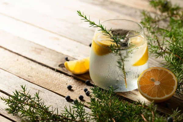Gin Tonic Cocktail Mit Zitrone Wacholderzweigen Und Beeren Cocktail Glas — Stockfoto