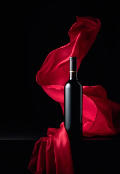 Eine Flasche Rotwein Und Flatterband Aus Rotem Stoff Auf Schwarzem — Stockfoto