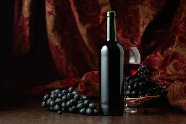 Natura Morta Con Vino Rosso Uva Blu Vecchio Tavolo Legno — Foto Stock