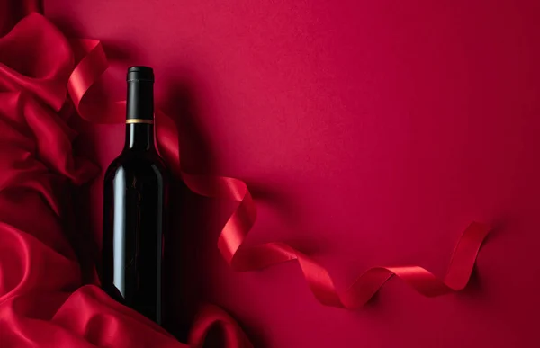 Bottle Red Wine Red Background Top View — Stock Photo, Image