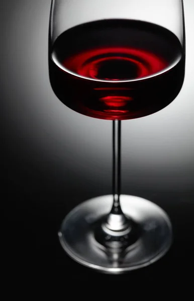 Het Glas Rode Wijn Zwarte Achtergrond Achtergrondverlichting — Stockfoto