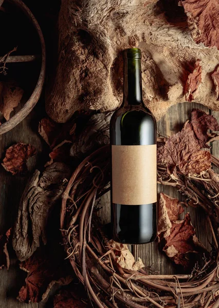 Boş Eski Etiketli Bir Şişe Kırmızı Şarap Eski Ahşap Kurumuş — Stok fotoğraf