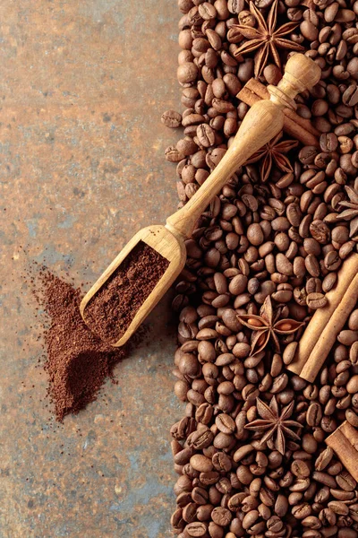Gemahlener Kaffee Einem Löffel Und Kaffeebohnen Mit Zimt Und Anis — Stockfoto