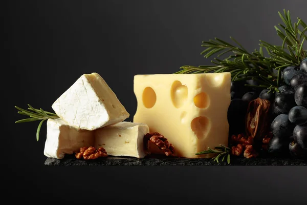 黒を基調としたクルミ ブルーブドウ ローズマリーのチーズ スペースのコピー — ストック写真