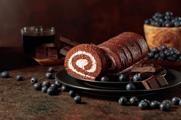 Schokoladenbrötchen Mit Blaubeeren Und Einem Gebrochenen Schwarzen Schokoladenriegel — Stockfoto