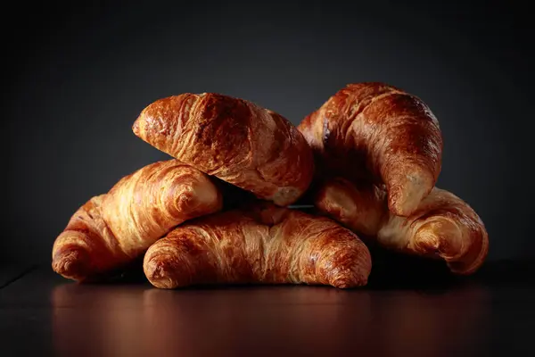 Vers Gebakken Croissants Een Zwarte Keramische Tafel Traditionele Franse Keuken — Stockfoto