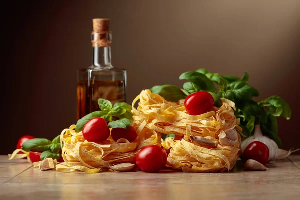 Zelfgemaakte Rauwe Pasta Met Olijfolie Tomaat Knoflook Basilicum Een Bruine — Stockfoto