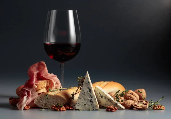 Prosciutto Blue Cheese Red Wine Baguette Walnuts Thyme Red Wine — Stock Photo, Image
