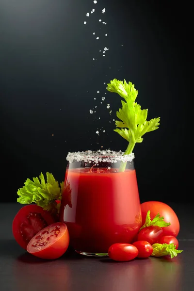 Zeezout Wordt Gegoten Een Glas Tomatensap Met Selderij Het Glas — Stockfoto