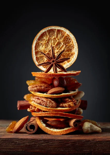 Karácsonyi Csendélet Szárított Gyümölcsökkel Diófélékkel Fűszerekkel Egy Régi Asztalon — Stock Fotó
