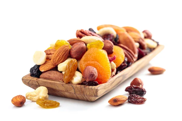 Mischung Aus Nüssen Und Getrockneten Früchten Isoliert Auf Weißem Hintergrund — Stockfoto