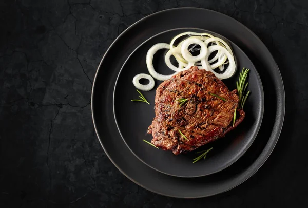 Steak Bœuf Côtelé Grillé Romarin Oignon Mariné Sur Une Table — Photo