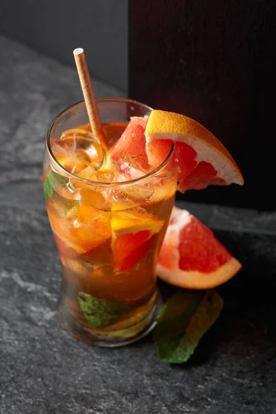 Холодный Чай Летний Освежающий Напиток Льдом Мятой Грейпфрутом — стоковое фото