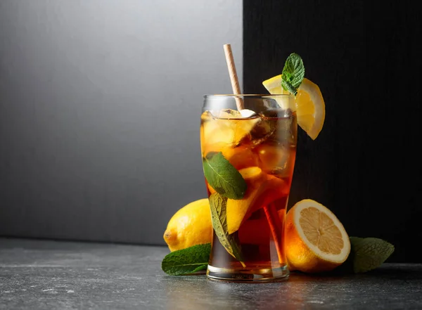 Chá Gelado Uma Bebida Refrescante Verão Com Gelo Hortelã Limão — Fotografia de Stock