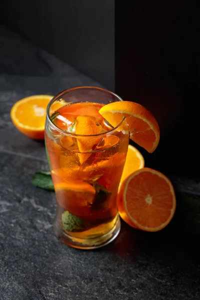 Чай Льодом Або Літній Освіжаючий Напій Льодом Ятою Апельсином — стокове фото