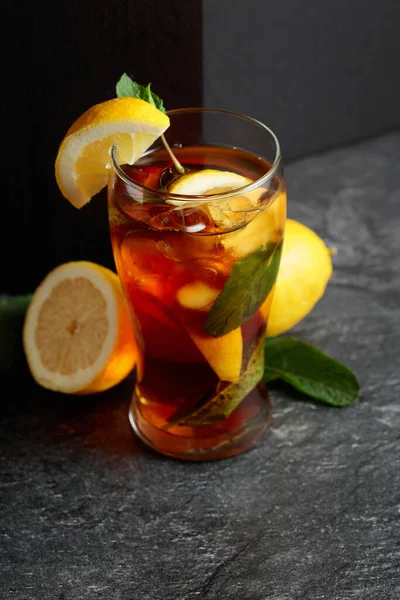 Chá Gelado Uma Bebida Refrescante Verão Com Gelo Hortelã Limão — Fotografia de Stock