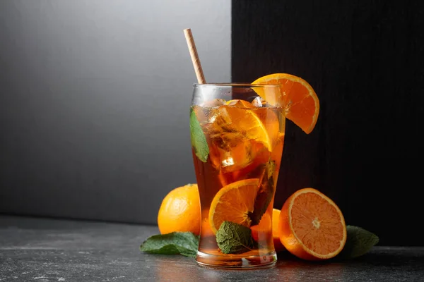 Mrożona Herbata Lub Letni Orzeźwiający Napój Lodem Miętą Pomarańczą Przestrzeń — Zdjęcie stockowe
