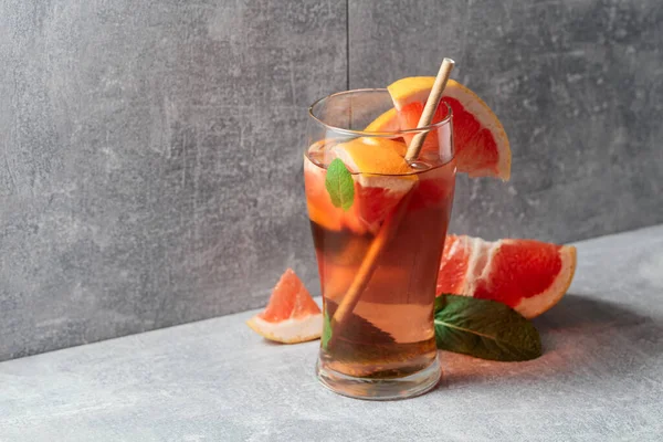 Холодный Чай Льдом Мятой Грейпфрутом Холодный Освежающий Напиток Ингредиентами Сером — стоковое фото