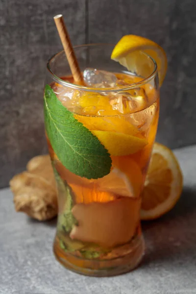 Helado Con Hielo Menta Jengibre Limón Una Bebida Refrescante Fría —  Fotos de Stock