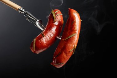 Kızarmış Bavyera sosisi ve çatalla biberiye..