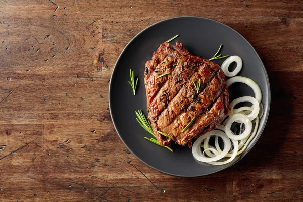 Grilovaný Hovězí Steak Rozmarýnem Marinovanou Cibulí Černém Talíři Kopírovat Prostor — Stock fotografie