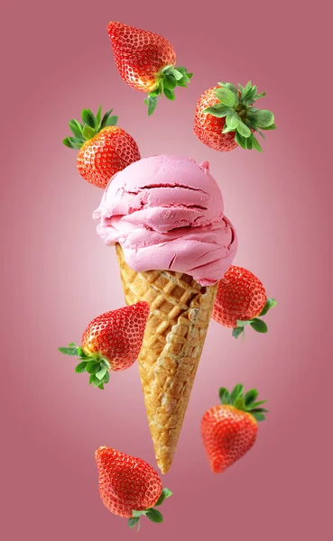 Клубничное Мороженое Вафельном Рожке Падающими Свежими Ягодами Розовом Фоне — стоковое фото