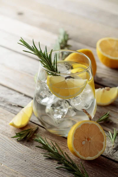 Tonico Gin Con Fette Ghiaccio Rosmarino Limone Vetro Smerigliato Cocktail — Foto Stock