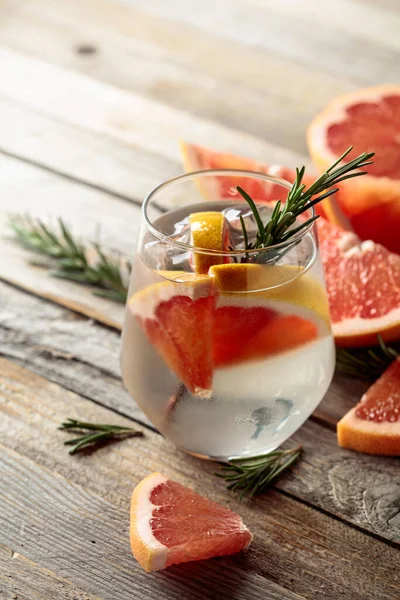 Gin Tonic Med Rosmarin Och Grapefrukt Skivor Frostat Glas Cocktail — Stockfoto