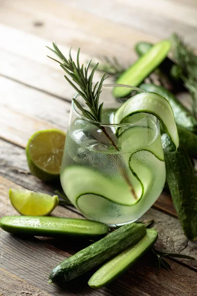 Gin Tonic Med Rosmarin Lime Och Gurka Skivor Frostat Glas — Stockfoto