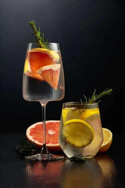 Gin Tonic Avec Glace Romarin Citron Pamplemousse Dans Des Verres — Photo