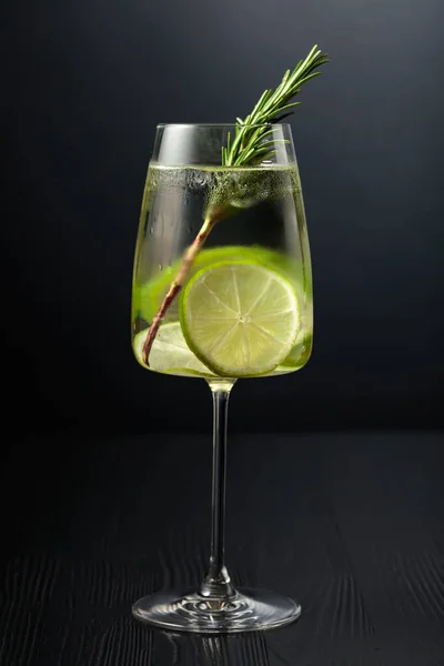 Gin Tonic Med Rosmarin Och Lime Frostat Glas Glas Med — Stockfoto