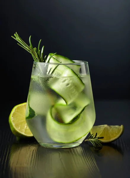 Gin Tonic Mit Eis Rosmarin Limette Und Gurke Milchglas Glas — Stockfoto