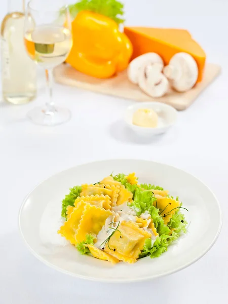 Ravioli Met Groene Salade Witte Saus — Stockfoto