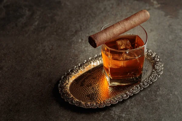 Whiskey Ice Cigar Silver Tray Copy Space — Fotografia de Stock
