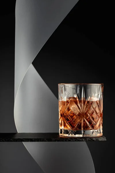 Whisky Jéggel Fekete Alapon — Stock Fotó