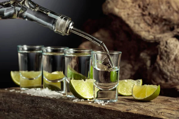 Tequila Jest Wlewana Butelki Szklanki Mocny Napój Alkoholowy Plastrami Soli — Zdjęcie stockowe