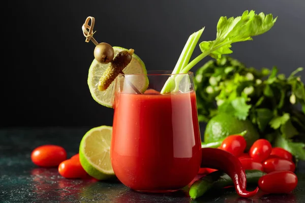 Cóctel Bloody Mary Decorado Con Pepinillo Olivo Lima Apio Bebida — Foto de Stock