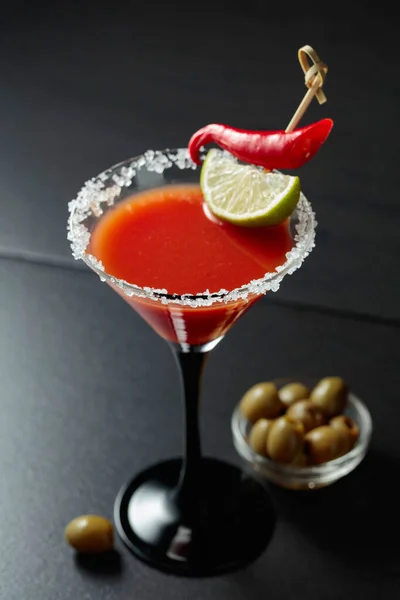 Blodiga Mary Cocktail Med Lime Röd Paprika Och Gröna Oliver — Stockfoto