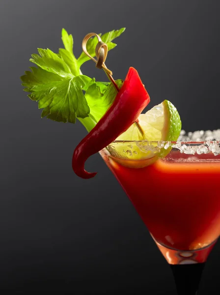 Cóctel Bloody Mary Con Apio Lima Sal Pimienta Roja Sobre —  Fotos de Stock