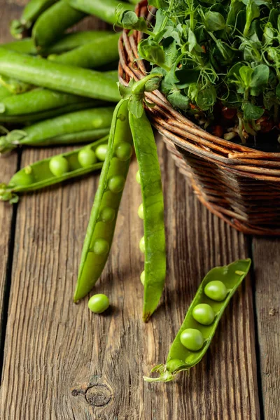 新鮮なエンドウ豆のポッドとマイクログリーンの芽 健康食品の概念 — ストック写真