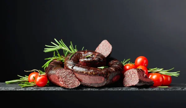 Traditionele Europese Zwarte Pudding Bloedworst Met Rozemarijn Tomaten Een Zwarte — Stockfoto