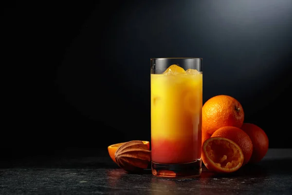 Cocktail Tequila Sunrise Com Gelo Granadina Sobre Fundo Preto Espaço — Fotografia de Stock