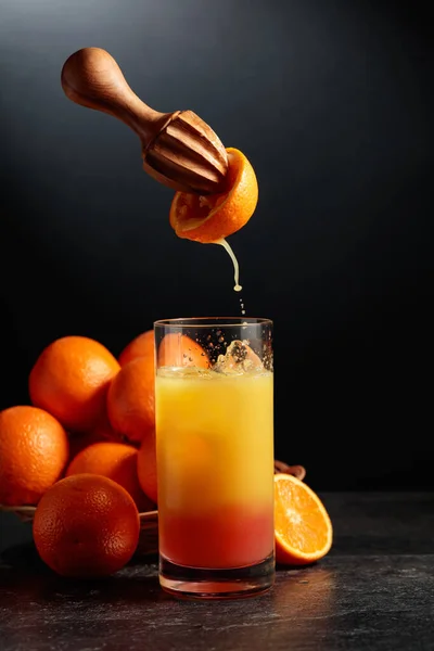 테킬라 칵테일 그리스 배경에서 섞는다 과일에서 오렌지 주스를 짜낸다 — 스톡 사진